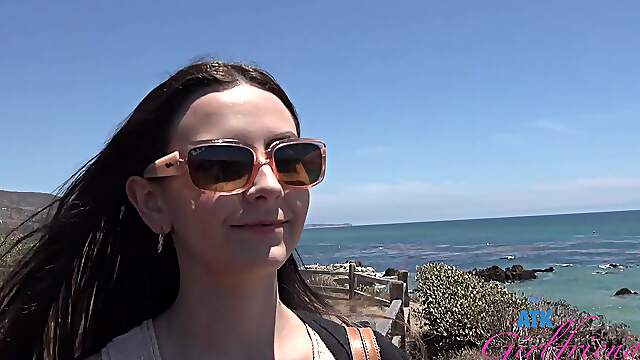 Suburban Teen Serena Hill Gets Wild In The Car