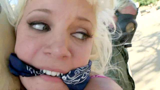 Heidi Mayne Makes A Hardcore Outdoor Blowjob