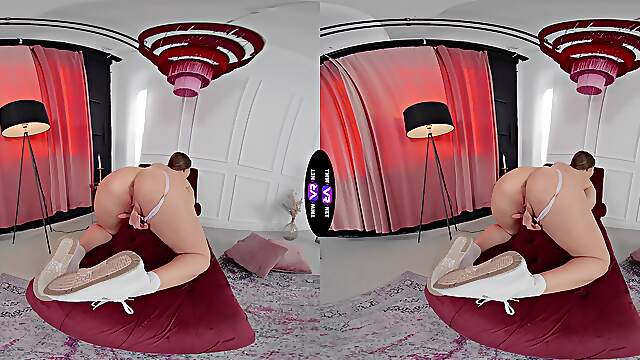 Teen Amalia Davis In VR, Spreading Her Shaven Pussy While Jerking Off Big Naturals